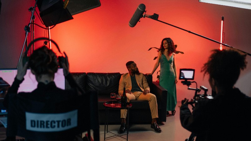 A dynamic film set with actors and crew actively engaged in a studio environment., tags: thüringens filmischer aufschwung: - pexel